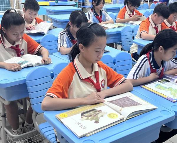 爱心图书进校园，帮扶助力育未来